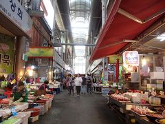 食後は市場を少しだけお散歩。
韓国では珍しく、アーケードになっています。