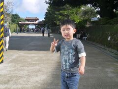 ランチが終わると、外は結構暑くなっていました。
やはりそこは沖縄。

さて、お次は首里城を目指します。
沖縄初めての両家親と歴史好きな父の為にやってきました。

うーん、やはり中国の方々がたくさんいらっしゃいますなー。

門前の石の上に立ち、まぶしそうにピースする長男。