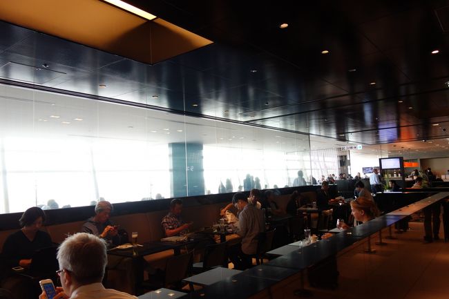 今回はルフトハンザ利用。ポルトガルとポーランド周遊には便利なエアラインだったので。<br />日曜日午前のANAラウンジは混んでいました。