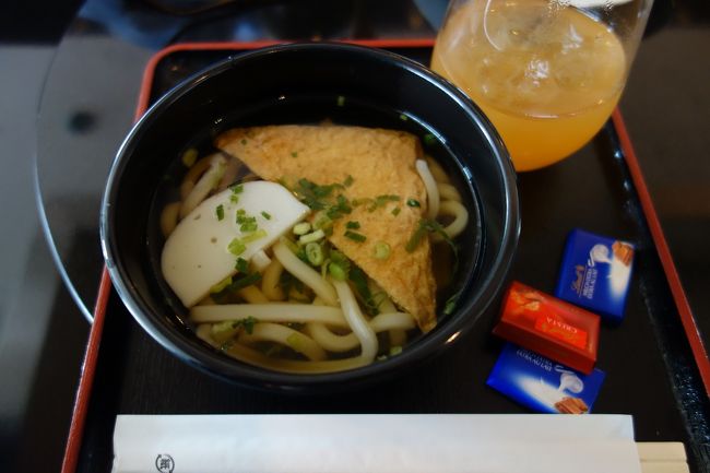 ANAラウンジ初めての麺コーナー利用。きつねうどん。<br />以前利用したルフトハンザの機内食は全然期待できない感じだったのでラウンジで腹ごしらえをしました。
