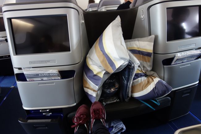 LH715便。<br />ルフトハンザのビジネスクラスは2-2-2の配置でここも残念。