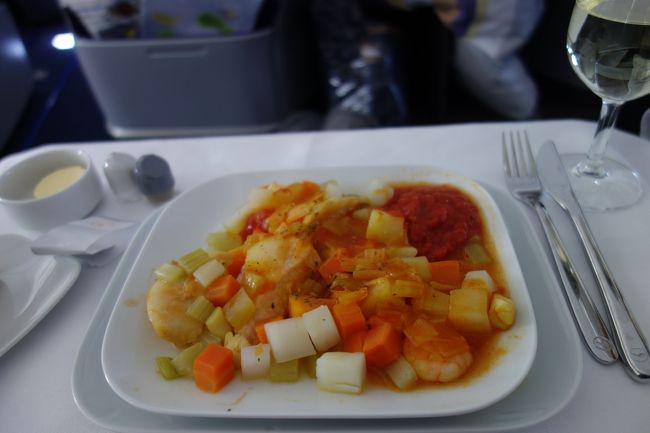 メインはエビ。<br />お味はやはりラウンジでうどん食べておいて良かったな～というお味。<br /><br />ただ、オードブルかメインか忘れましたが、私のチョイスが品切れで変更したのですが、白人のCAさんが恐縮してとても丁寧に謝りに来られました。<br />7－8年前利用のの帰国便で日本食がなかった時は全く謝る気配はなく、じゃあ機内食いらないので間食用に積んでいるおにぎりを下さいと言った私に無理やりフルーツを持ってきたことが嘘みたいでした。<br /><br />ルフトハンザはその時以来避けていましたが、今回のCAさん達は皆さん感じよかったです。