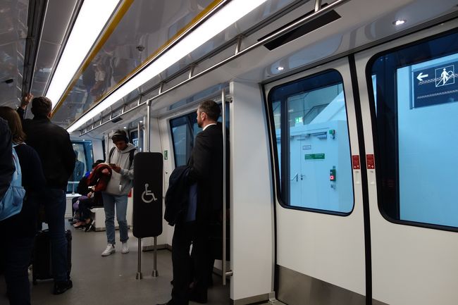 ミュンヘン空港での乗り継ぎは1時間40分。<br />ドイツの入国審査が厳しくなったと聞いていて少し心配でしたが、ほとんどのブースはユルユルでした。<br />しかし、私たちの並んだブースのみ、やたらしつこい質問をしています。<br />同じ便のエコノミークラスの乗客にも次々抜かれ、英語苦手な夫が引っかかると嫌だったので、自分の順番の直前で隣のブースに移動しました。<br />案の定私たちの直後に並んでいてまっすぐ進んだ日本人男性がいろいろ質問されているうちに私達2人はす～っと入国できました。<br /><br />それにしても、あのブースの兄ちゃんEU圏内の人にも日本人にも帰りのチケットや宿泊場所の質問をしていたみたいでした。<br /><br />ターミナルの移動します。