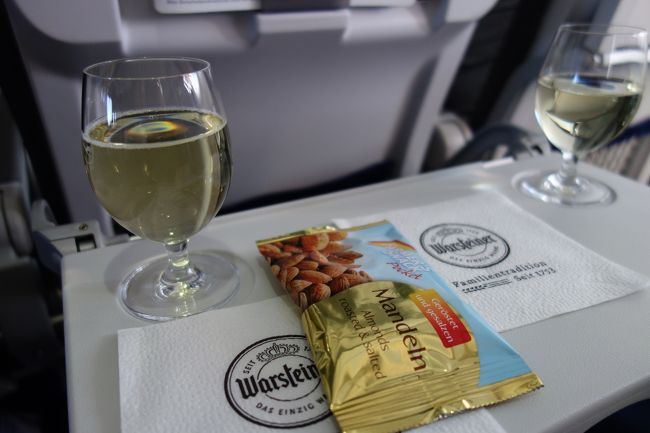 LH1792便でリスボンへ。飛行時間は3時間10分の予定。<br />ウェルカムシャンパンありました。