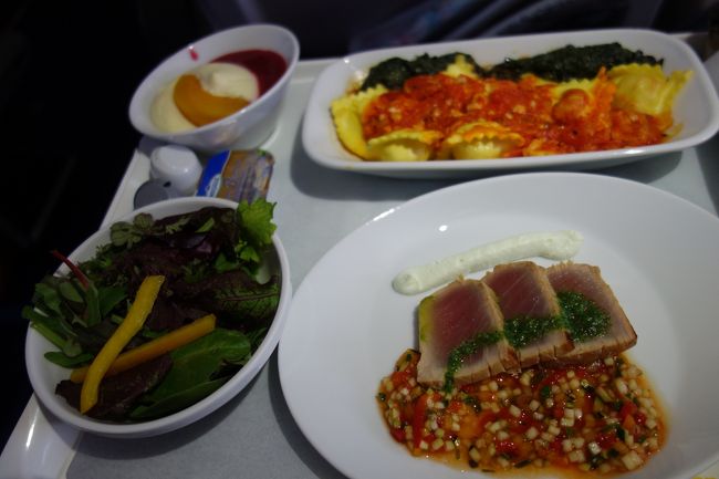 食事は手前のオードブルはまあまあ、奥のメインのラビオリは重い。<br />ルフトハンザのデザートは甘すぎという日本人評ばかりですが私には美味しかったです。