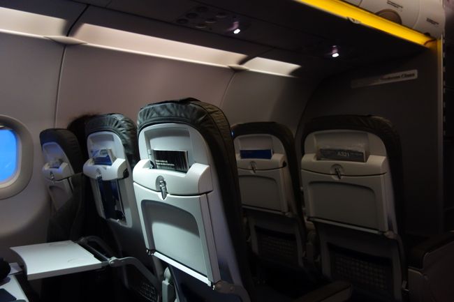 座席はエコノミーと同じシートで3-3の真ん中ブロック。<br />ヨーロッパの航空会社の中金距離便はほとんどこのパターンですね。<br /><br />そう考えるとタイ国際航空のバンコクーチェンマイ便は良かったなあ。