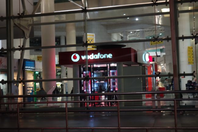 リスボン到着。<br />荷物をピックアップして外へ。<br />おっとその前に空港のvodafoneでプリペイドSIMカードを購入。<br />15日間30GBで15ユーロ！<br />やっすいなあ。<br /><br />私たちが購入し終わったところで店じまい。<br />22時閉店のようでした。