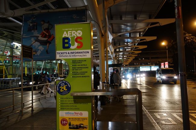AEROバス　Line1でリスボン中心部のホテルに向かいます。<br />1人3.5ユーロ。<br />飛行機が遅延して23時の終バスに間に合わなかったらタクシー利用になったので少し節約出来ました。