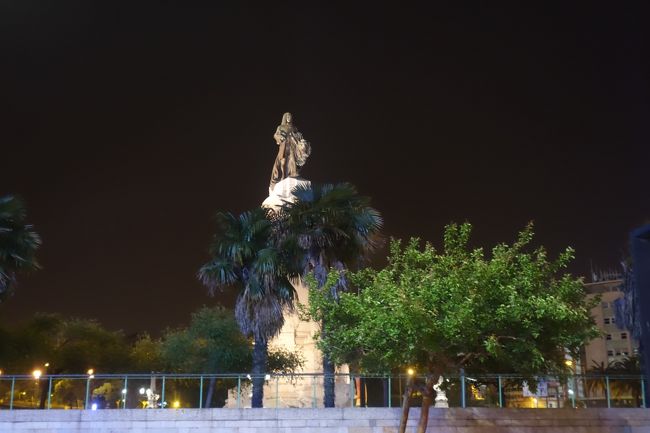 ボンバル侯爵広場。<br /><br />レスタラウドーレスで下車してホテルへ歩きます。<br />まだスーツケースを引きなれていない、横断歩道をしっかり渡ろうとする、など旅の始まり感まんまんで何とかホテルに着きました。<br />