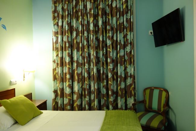 この旅行中一番の狭い部屋、覚悟していましたがちょっと大変。