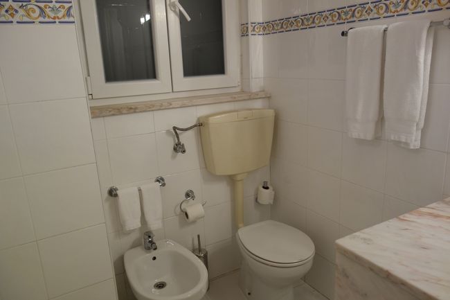 そしてバスルームと洗面所、トイレは広々。<br />ここで眠れそう。