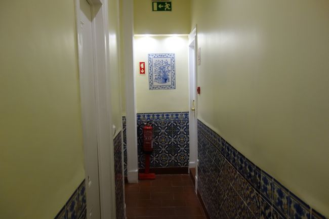同じフロアの廊下も狭いです。<br />でも、アズレージョは綺麗。