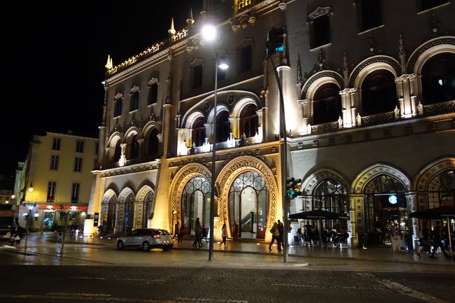 ミニバーも冷蔵庫もないのでふらふらと飲み物を買いに外にでました。<br />23時半頃のロシオ駅。<br />この日は道路もホテル周辺のレストランも閑散としていました。<br />翌日が祭日（自由記念日）のためでしょうか。