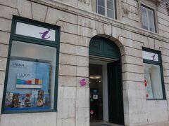 広場沿いのインフォメーションでリスボアカードを購入。
24時間で19ユーロを2枚。
今日は自由記念日でベレン地区は混んでいるかなと思い今日は街歩きにしてヴィアヴィジェンで移動、明日ベレン地区に行く時に使用します。
