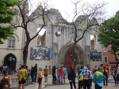 カルモ教会前にはゼッケンを付けた人々が集まっていました。
マラソン大会か何かがあるようです。