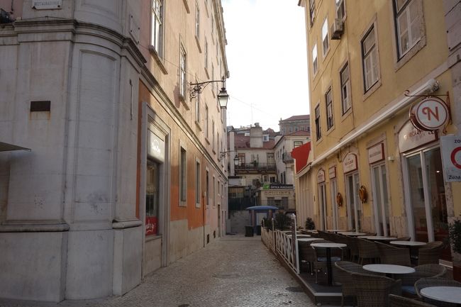 さあ、朝が明けていよいポルトガル満喫の旅の始まりです。<br /><br />ホテルから数分のレスタラウドーレス広場方向へ。