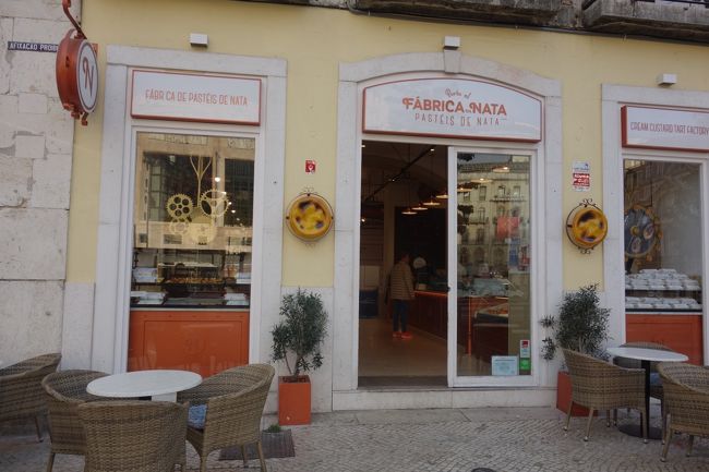 ファブリカ・ダ・ナタで朝食。<br />行ったらまだお店が開いておらず待っていたら他のもお客さんが来て覗き込んでいたら開店になりました。