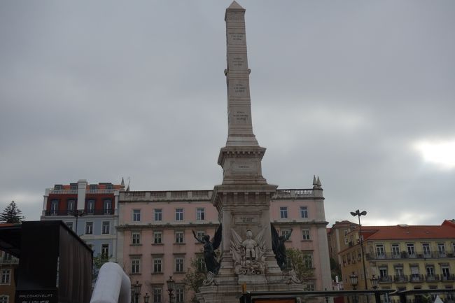 レスタラウド―レス広場。<br /><br />地下のメトロ駅レスタラウドーレスでヴィアヴィジェンを購入一日券6.65×2ユーロ。<br />ジプシー女性が近寄ってきて購入のアシストでチップをもらおうとしていました。