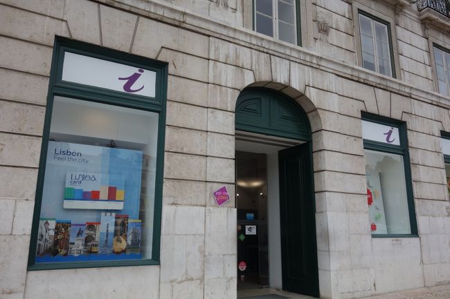 広場沿いのインフォメーションでリスボアカードを購入。<br />24時間で19ユーロを2枚。<br />今日は自由記念日でベレン地区は混んでいるかなと思い今日は街歩きにしてヴィアヴィジェンで移動、明日ベレン地区に行く時に使用します。