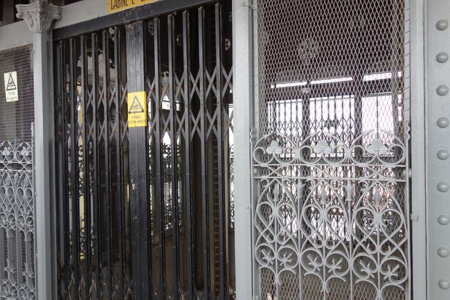 エレベーターを降りて左側にらせん階段があり展望台に上がれるようです。