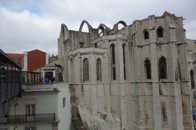 連絡橋の先にはカルモ教会。