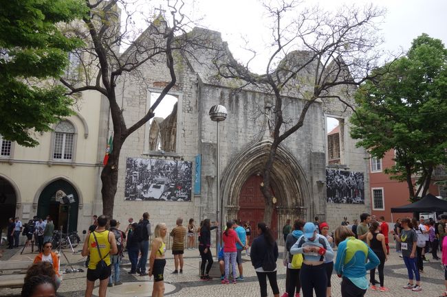 カルモ教会前にはゼッケンを付けた人々が集まっていました。<br />マラソン大会か何かがあるようです。