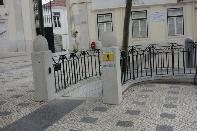 教会前の広場に公衆トイレ。<br />0.2ユーロ。