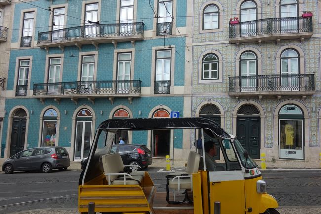 トゥクトゥクが待機中。