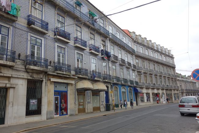 この通りは市電25番がとおりカンポ・デ・オウリケ市場に行くはずなのですが、まったく車の気配がありません。<br />市電も車も走っていないのです。<br />ひょっとしたらさっきのマラソンのための規制？<br />それとも祭日で運休？<br />