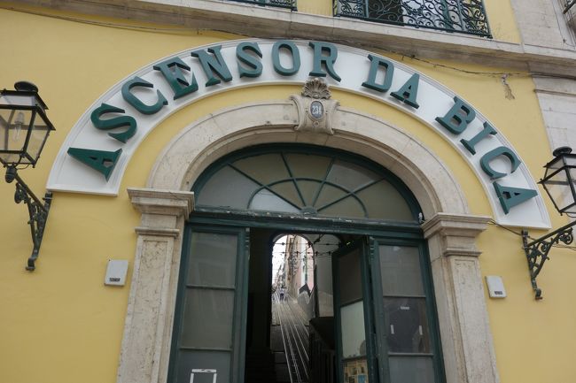 上の乗り場は特に何もないですが、下は駅になっています。