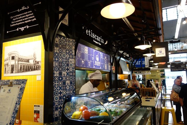 料理を提供するお店は12時開店のようでまだみんな準備中。<br />