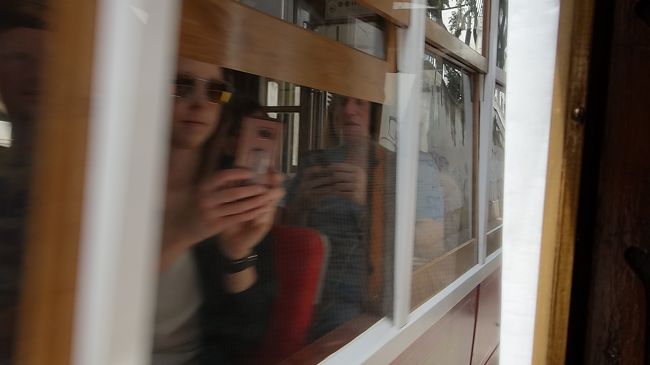 市電同士すれ違う時にはお互いの写真撮影。