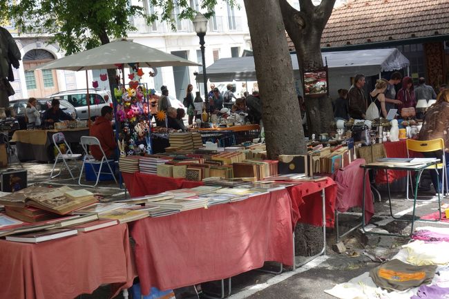 一度外に出て泥棒市をひやかします。