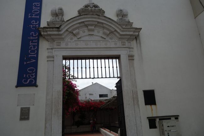 サン・ヴィンセンテ・デ・フォーラ教会に戻って修道院入口。