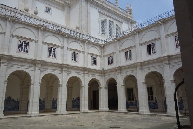 1人5ユーロの入場料を払って中へ。<br />美しい回廊。