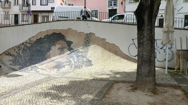 しかし、フィゲイラ広場行きの12番のトラムもいっぱいで乗れず。<br />再びタクシーを利用。<br /><br />5.5ユーロでフィゲイラ広場まで。<br />道は狭いし混んでいるしで運転大変そう。<br />代金は確か5.2ユーロくらいで残りはチップのつもりで渡したのですが、運転手さんはお釣りないと言って車の外に両替しようとしたのでビックリ。<br />こんなに律儀なんですかポルトガルのタクシー？<br />空港の到着階のタクシー乗り場はぼったくりだから注意せよ、なんて書かれているのが嘘みたい。