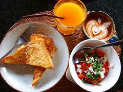 今朝はスイカのサラダをチョイス。
食べている間に雨が止んだので、今日は徒歩圏内で行ける範囲をプラプラすることにした。