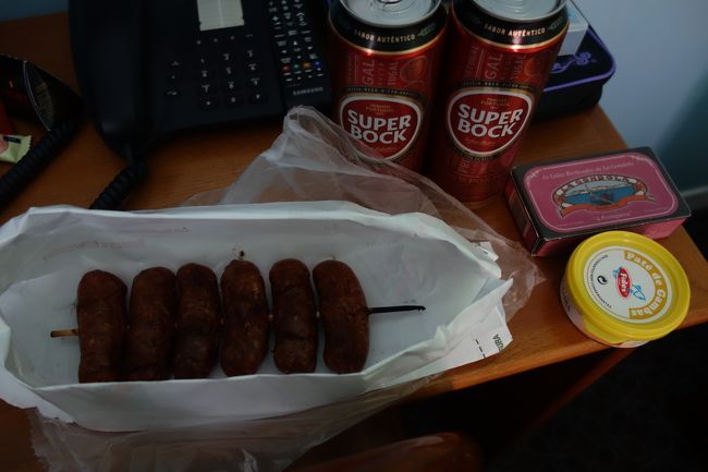 ソーセージ1.56、缶詰2.89と2.99.<br />このピンクのパッケージの子持ちイカが美味しかった！<br /><br />さて続きはリスボン編②へ。