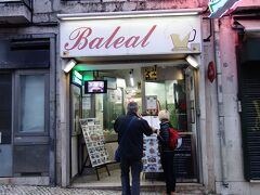 Cervejaria Baleal で夕食。
トリップアドバイザーで19時に予約して来店。
予約した旨を告げたところ、何それ？という感じでしたが、唯一空いていたテーブル席にそこにどうぞということで着席。