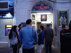 ジンジーニャのお店には行列。