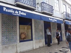 トラムでジェロニモス修道院前で下車し、まず朝食に。
パスティス・デ・ベレン。
9時半くらい。
まだ行列はありません。