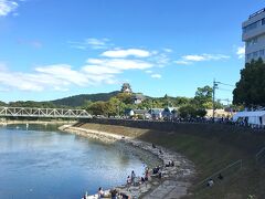 大満足のオリエント美術館訪問を後にし、岡山城近くを散策。三連休中につきイベントをやってました。昨日は宇喜多秀家フェスなる仮装イベントが催されていたよう。
http://www.okayama-kanko.net/ujo/sp/topics/index.php?c=topics_view&pk=1473727013
http://www.okayama-kanko.net/up_load_files/pdf/ukifes2016_bosyu.pdf