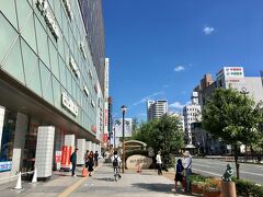 岡山駅東口を出ると、これまたどどどーーーんと広がる桃太郎大通り。