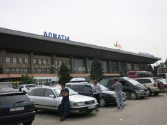 途中、コーディでキルギス出国とカザフスタン入国を済まし、3回のトイレ休憩を挟んで、午後2:45頃にアルマトイのサイランバスターミナルに着いた。