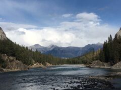 ボウ滝はマリリンモンロー主演の映画「帰らざる河」のロケ地としても知られています。
空気が澄んでいて気持ちいい。