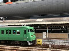 京都駅に到着しました。0番線には湖西線の『青虫電車』117系が入線しています。