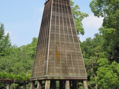 本誓寺からすぐ近くにある清澄公園へ。
清澄公園入口から少し歩いたところに火の見櫓のような背の高い時計台があります。