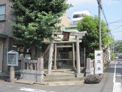 深川稲荷神社は、深川七福神の布袋尊を祀っている小さな神社です。