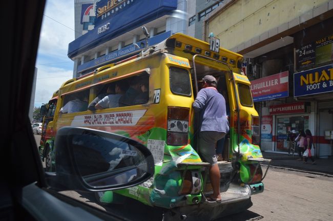 これはジプニーという乗り物で乗り合いバスみたいなもの。どれもぎゅうぎゅう詰めに乗っている。<br />なんとか乗ってみたいと思ったが、ちょっと敷居が高かった。
