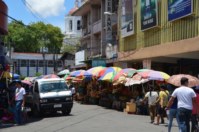 教会の周りの風景。お店が並んでいる。